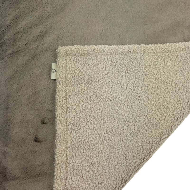 Cozy Mat S<br> <strong>✦ Dwustronny kocyk premium</strong><br> 70× 50 cm – Teddy Cream